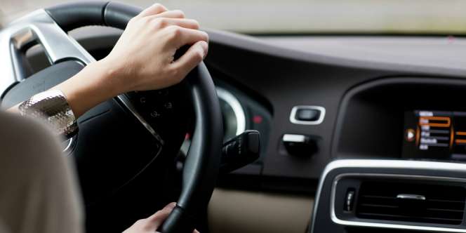 Di Negara Ini, Pasang Dudukan Ponsel di Mobil Denda Rp500 Ribu