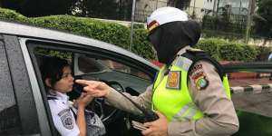 Si Gadis Panik Antar Ibunda Sakit, Aksi Polwan Tuai Pujian