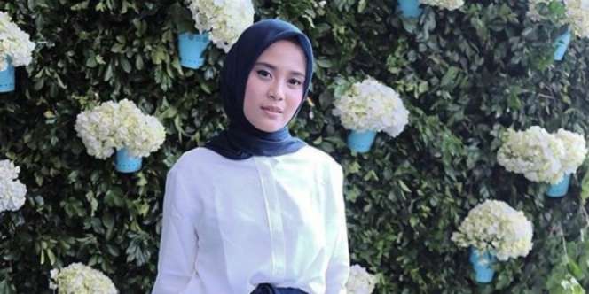 4 Busana Kondangan Desainer Restu Anggraini, Simpel Elegan