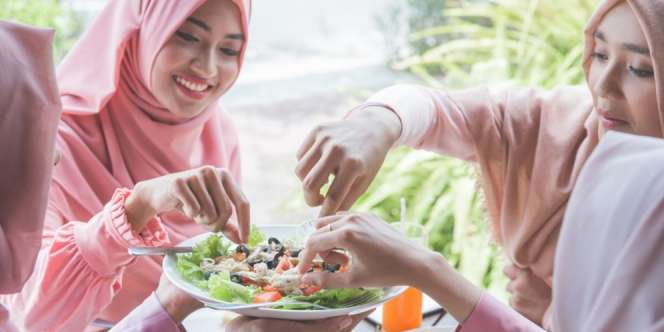 Mengapa Rasulullah Ajarkan Makan dari Pinggir? Ini Rahasianya