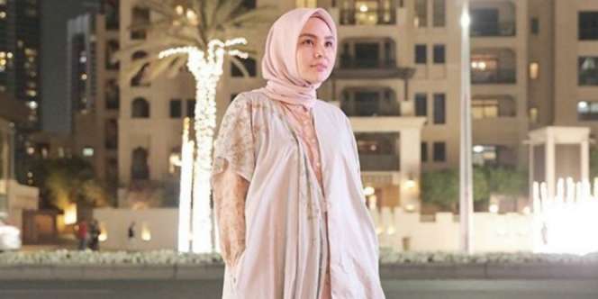 Intip Penampilan Feminin Ria Miranda Meski Kenakan Celana