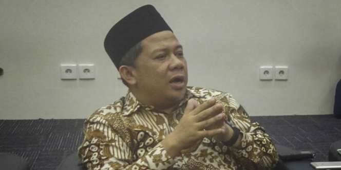 Terkuak, Misteri di Balik Kopiah Hitam Fahri Hamzah