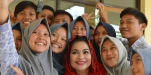 Ketika Puti Guntur Soekarno Jadi Rebutan Foto Groufie