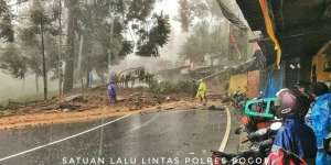 Ada Longsor, Jalur Utama Puncak Bogor Ditutup!