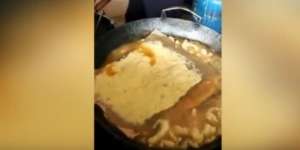 Viral! Video Goreng Ayam Tepung dengan Kertas Cokelat