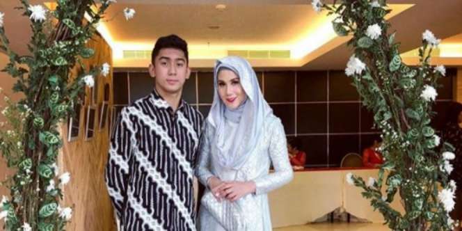 Potret Kedekatan Marini Zumarnis dan Anaknya Laki-lakinya