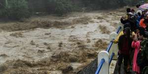 Banjir Terjang Pejaten, Wanita Stroke Terperangkap di Rumah