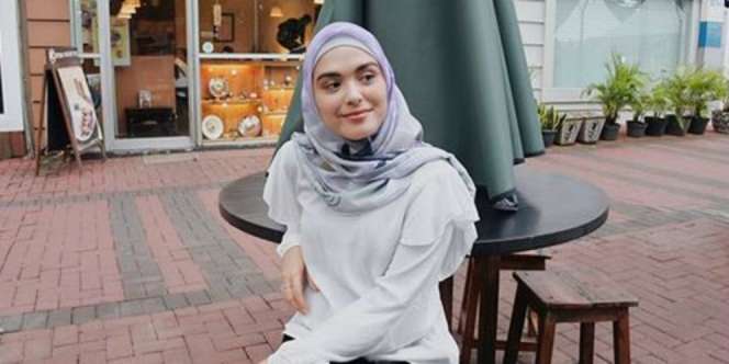 Inspirasi Hijab Kece ke Kampus ala Vebby Palwinta