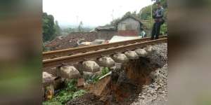 Tanah Longsor, Astaga! Rel Kereta Bogor-Sukabumi Menggantung