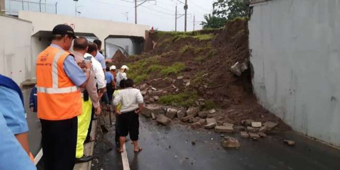 Underpass Bandara Soetta Ambrol, 1 Mobil Diduga Tertimbun