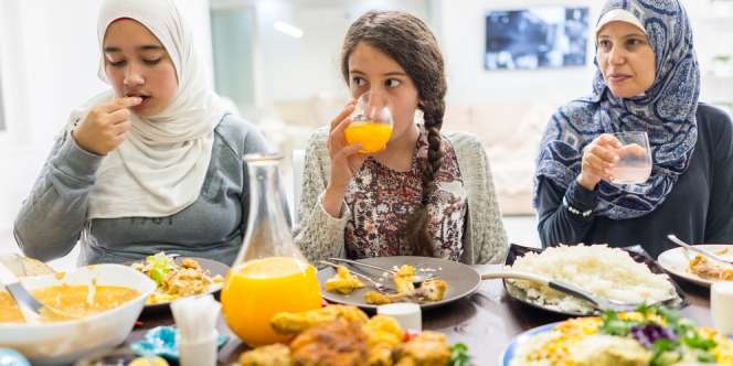 Turki Keluarkan Fatwa Makan Pakai Tangan Kanan