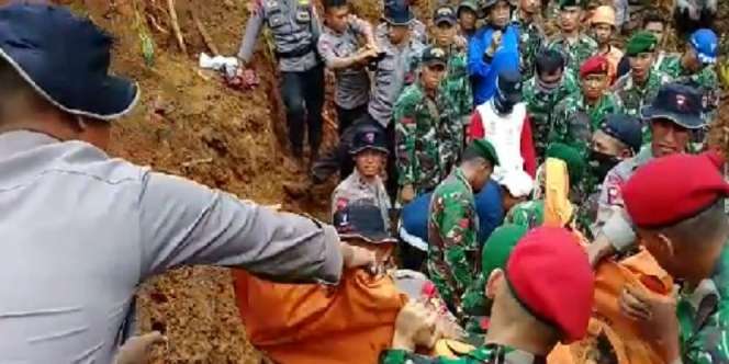 Angkat Balita dari Longsor Cijeruk, Polisi & Tentara Bertahlil