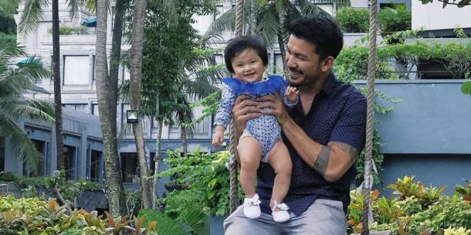 Tidurkan Putrinya, Rio Dewanto Pamer Jurus Andalan