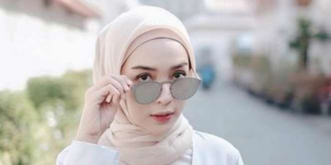Intip Style Hijab Feminim ala Istri Irvan Farhad