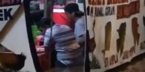 Viral! Video Asyik Santap Pecel Lele di Tengah Banjir Jakarta