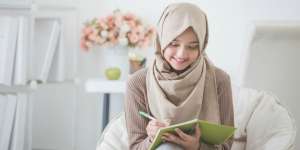 Satu Jam Pertama yang Dilakukan Wanita Sukses di Kantor