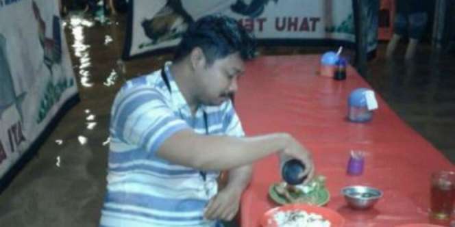Ipunk, Pria yang Asyik Santap Pecel Lele di Tengah Banjir
