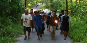 Tak Dipinjami Ambulans, Keluarga Gotong Jenazah Sejauh 7 Km