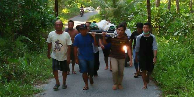 Tak Dipinjami Ambulans, Keluarga Gotong Jenazah Sejauh 7 Km