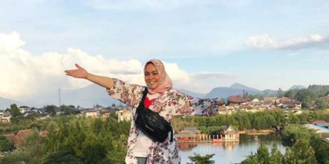 Sederet Artis Berhijab yang Senang Memakai Tas Pinggang