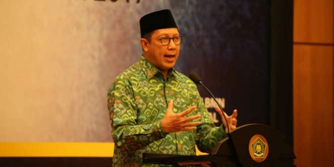 Usai Tersengat Ikan Pari, Menag Ngantor Pakai Sandal