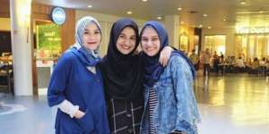 4 Artis Berhiijab yang Masih Aktif Bekerja Jelang Lahiran