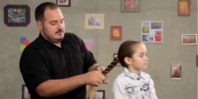  Ada Sekolah Mengepang Rambut Khusus Ayah, Seru!