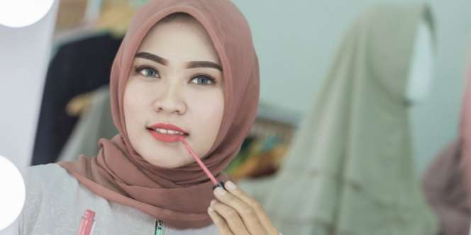 Tips Menyiasati Riasan Agar Tidak Mudah Luntur Saat Hujan