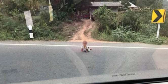 Astaga! Ayah Ketiduran, Bayi Merangkak ke Tengah Jalan