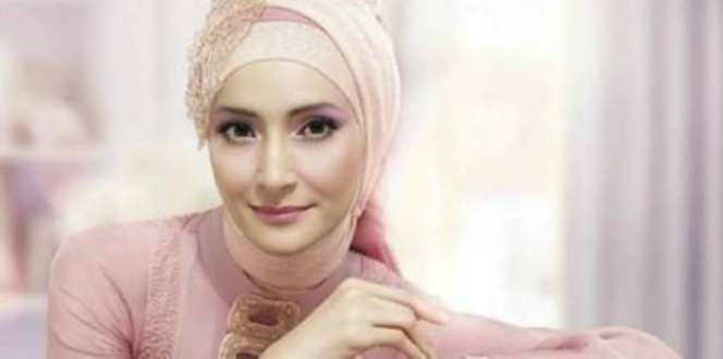 Gaya Hijab Syar'i Ineke Koesherawati, Cocok Buat `Mahmud`