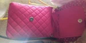 Gadis Itu Terharu Saat Buka Tas yang Tertinggal di WC Umum