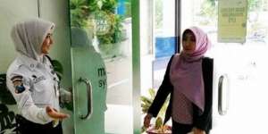 Viral Satpam Berhijab Cantik, Bikin Nasabah Ingin Rajin Nabung