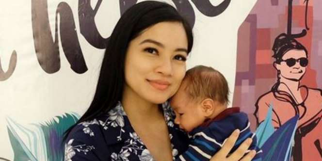 Tips Tampil Stylish Saat Menyusui ala Titi Kamal