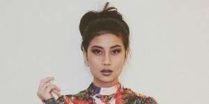 Sosok Pria yang Tak Pernah Lelah Ingatkan Awkarin Sholat!