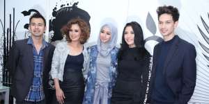 5 Seleb Ini Tetap Nyaman Kerja Bareng Mantan