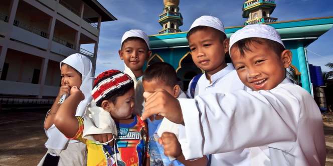 Lihat Anak-anak Bermain di Masjid, Bagaimana Harus Bersikap?