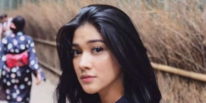Outfit Liburan ala Naysila Mirdad, Chic dan Berkelas!