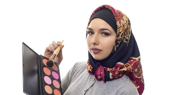 5 Pilihan Makeup Tepat Buat Hijaber Berkulit Gelap