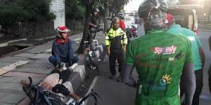 Viral! Range Rover Maut Tabrak Pesepeda di Gatot Subroto