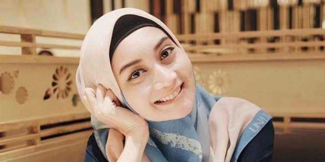 Berhijab, Gaya Busana Ayu Pratiwi Bikin Adem