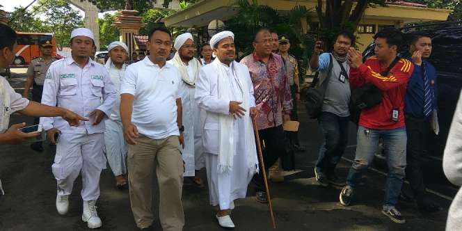 Ingin Pulang, Habib Rizieq Istikharah di Depan Kabah