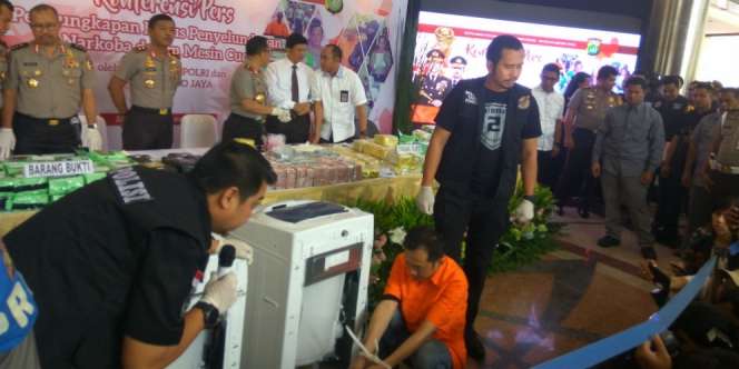 Polisi Gerebek Gudang Mesin Cuci, Saat Dibongkar Isinya...