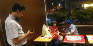 Serasa di Rumah, Si Wanita Mandi & Mencuci di McD Artha Gading