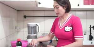Ayu Dewi Bikin Video Masak Makanan Bayi, Yuk Lihat!