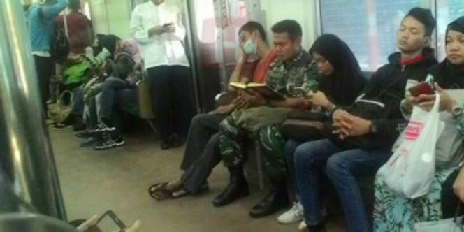 Allahu Akbar! Saban Naik KRL, Anggota TNI AL Rutin Baca Quran