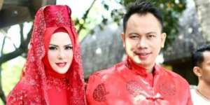 Netizen Penasaran, Angel Lelga Pakai Peci di Pesta Pernikahan?