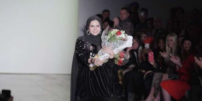 Jadi Satu-satunya Desainer Hijab, Abaya Vivi Zubedi Pukau NYFW