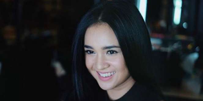 Tips Rawat Rambut Hitam Tebal ala Michelle Ziudith