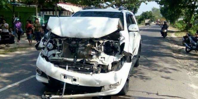 Ketahuan Selingkuh, Mobil Suami Ditabrak Istri di Sampit