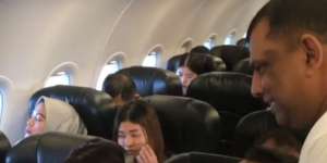 Wow! Bos AirAsia Bagi-bagi Angpao ke Penumpang Pesawat